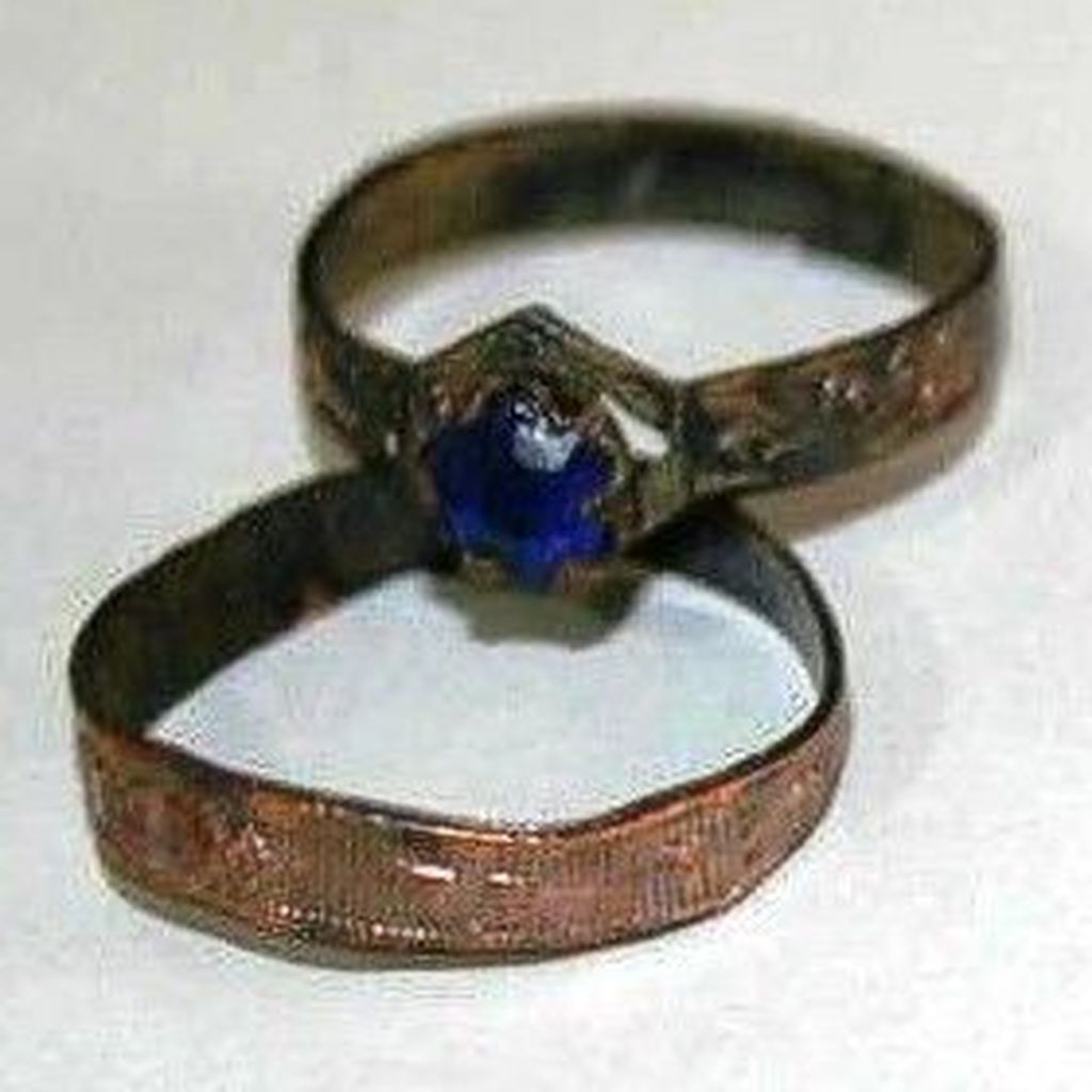 The copper “trade” ring on the bottom, without the stone, has a Spanish inscription inside which, when translated, reads: “I will never forget you”.