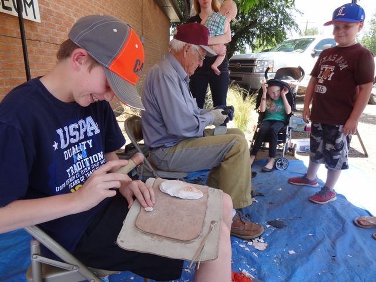 Flintknapper Vyrl Keeter teaches young flintknappers